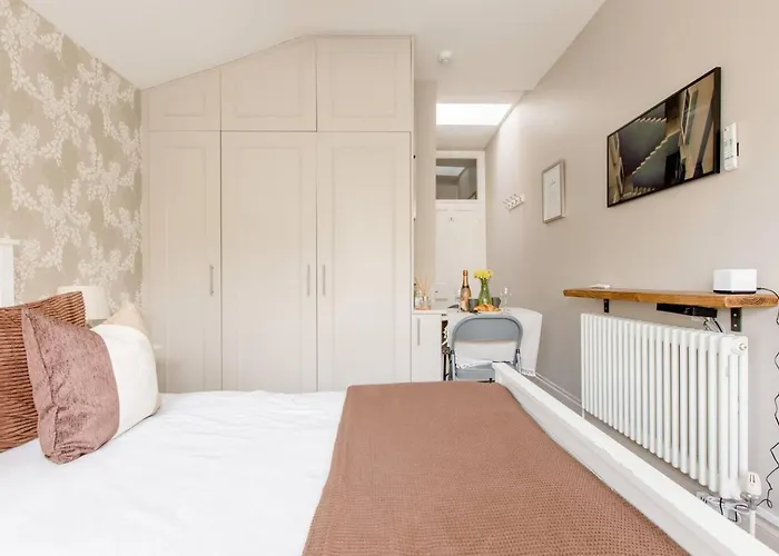Luxury King-Bed Ensuite With Tranquil Garden Views
