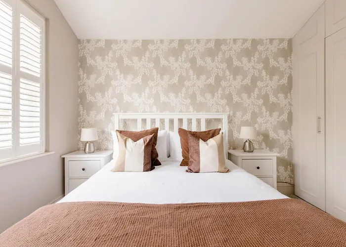 Luxury King-Bed Ensuite With Tranquil Garden Views