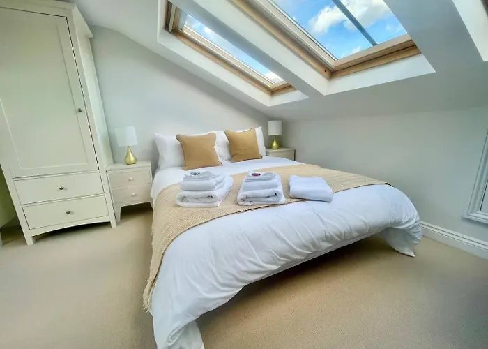 Bright Quiet Loft Room Ensuite Serene Clapham Area
