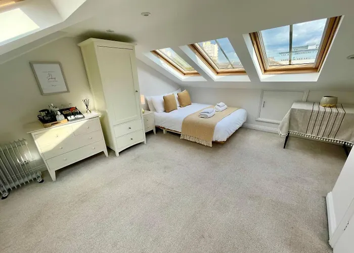 Bright Quiet Loft Room Ensuite Serene Clapham Area