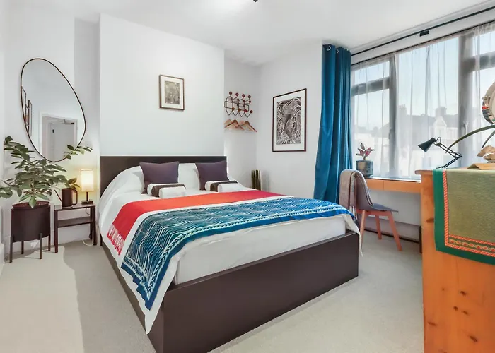 Modern Double Bedroom In City Apartment Room 1